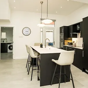 Luxury 4 Bdr House By Breaks United Kingdom